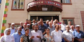 HDP: Binamızın önünde, ‘çocuklarımız dağa götürüldü’ eylemini yapan aileleri polis yönlendiriyor