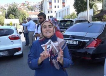 AKP önünde bekleyen anne: Oğlumu devlete verdim, devletten istiyorum