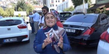 AKP önünde bekleyen anne: Oğlumu devlete verdim, devletten istiyorum