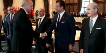 Toplantıda sandalyesi kırılan İmamoğlu yere düştü: Saray komplosu mu?