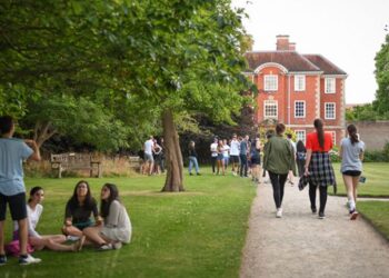 İngiltere’de okuyan yabancı öğrencilere 2 yıl çalışma izni