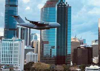 Brisbane’de askeri kargo uçağı, gökdelenlerin arasında uçtu