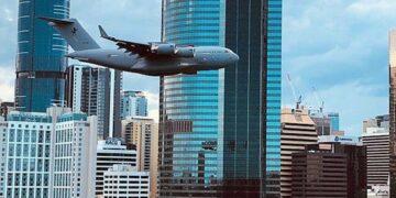 Brisbane’de askeri kargo uçağı, gökdelenlerin arasında uçtu