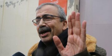 AYM’den ‘hak ihlali’ kararı: Sırrı Süreyya Önder tahliye kararını uygulayacak hakimler adliyede olmadığından serbest kalamıyor