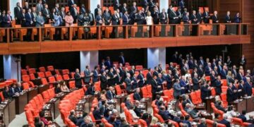 CHP’li ve HDP’li vekiller, Erdoğan’ı oturarak karşıladı