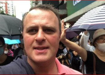 Liberal Partili  Milletvekili Tim Wilson Hong Kong’da protestocularla yürüdü
