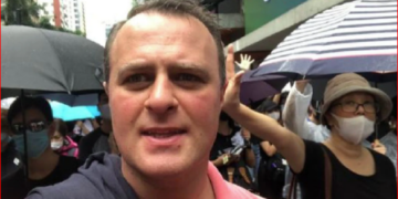 Liberal Partili  Milletvekili Tim Wilson Hong Kong’da protestocularla yürüdü