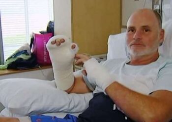 Kendisine saldıran timsahın gözüne parmaklarını sokarak ölmekten kurtuldu