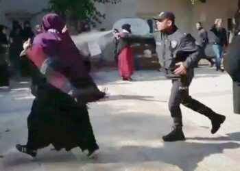 Polis, Furkan gönüllülerini darp etti: Camide kadın ve çocukların da olduğu kalabalığı cop ve biber gazı