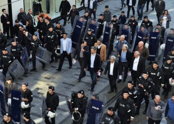 İstiklal Caddesi’nde bildiri dağıtmak isteyen HDP’li vekillere polis ablukası