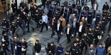 İstiklal Caddesi’nde bildiri dağıtmak isteyen HDP’li vekillere polis ablukası