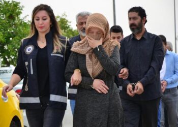 Kitabın arasına para koyup kargoya verdi, kuryelik yapmakla suçlandı