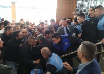 Kayseri’de esnaf  AKP’li Belediye’yi bastı: Açım aç, çoluk çocuğumuz aç