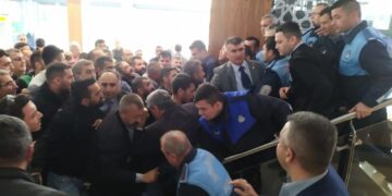 Kayseri’de esnaf  AKP’li Belediye’yi bastı: Açım aç, çoluk çocuğumuz aç
