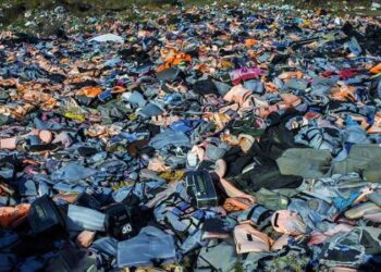 Trajedinin fotoğrafı: Ülkelerinden kaçarken hayatını kaybeden mültecilerin eşyaları yürek yakıyor