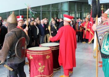 AKP, ortağı Perinçek’i Bursa’da mehterle karşıladı