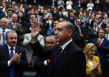 TBMM’de veto tartışmasında AKP’lilere: Hayasızca savundunuz, Cumhurbaşkanı veto edince alkışladınız