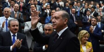 TBMM’de veto tartışmasında AKP’lilere: Hayasızca savundunuz, Cumhurbaşkanı veto edince alkışladınız