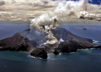 Yeni Zelanda’da yanardağ lav püskürtmeye başladı, çok sayıda kişiden haber alınamıyor