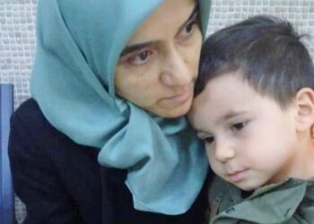 Baba cezaevinde Anneyi de tutukladılar: Minik Mustafa, tutuklanma öncesi anneye son kez yaslandı
