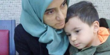 Baba cezaevinde Anneyi de tutukladılar: Minik Mustafa, tutuklanma öncesi anneye son kez yaslandı