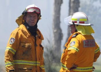 Eski başbakan ifayeciler safında yangınla mücadele ederken görüntülendi