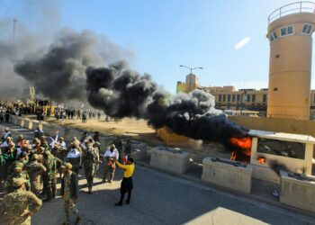 Irak’ta Haşdi Şabi taraftarları ABD Büyükelçiliği’ni işgal etti