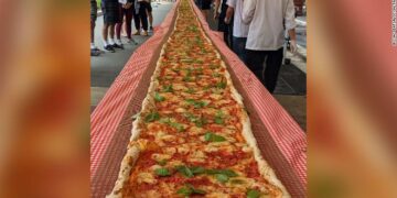 İtalyan restorandan yangında mücadele veren itfaiyecilere 130 metrelik pizza