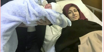 Polisler, yeni doğum yapan anneyi gözaltına almak için kapıda bekliyor