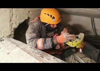 24 saatin sonra: 2,5 yaşındaki Yüsra ve annesi enkazdan sağ çıkarıldı