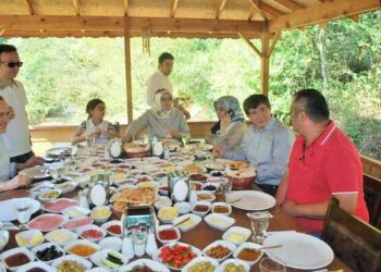 821 milyon açlık sınırında: Serpme kahvaltıda israfın bilançosu 100 milyar lira