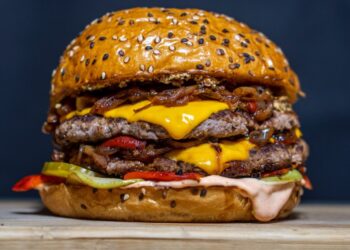 Sydney’de hamburgerin içinden metal çubuk çıktı