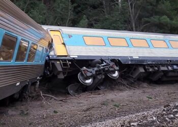 Melbourne’e giden tren raydan çıktı: 2 kişi hayatını kaybetti