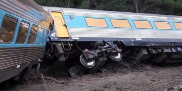 Melbourne’e giden tren raydan çıktı: 2 kişi hayatını kaybetti