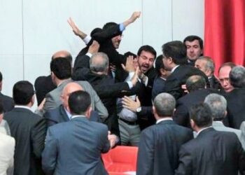 TBMM’de maganda: CHP’li Özkoç’u yumruklayan AKP’linin 3 yerden eli kırıldı