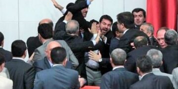 TBMM’de maganda: CHP’li Özkoç’u yumruklayan AKP’linin 3 yerden eli kırıldı
