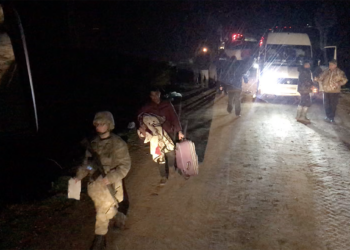 Kaçakçılar, göçmenleri bataklıktan jandarma eşliğinde Yunanistan’a geçiriyor