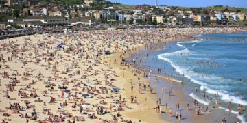 Koronavirüsü önlemine uymayan Sydney’deki Bondi Plajı kapatıldı