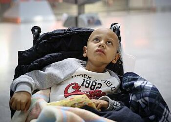 Tedavisi aksayan Ahmet Türkiye’ye geri döndü: Bu çocuğun hesabını verebilecek misiniz?