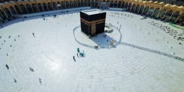 Koronavirüs nedeniyle, Kabe’de tavaf durduruldu, sadece namaz kılınacak