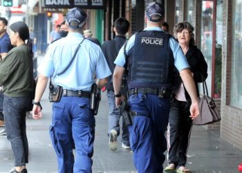 Ölenler 13’e çıktı: Polis, kural ihlal edenlere 1000’er,  bir iş yerine de 5000 dolar ceza yazdı