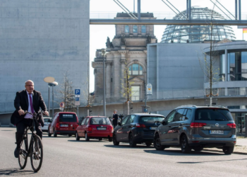 Alman Bakan, 750 milyar Euro’luk paketi duyurduğu toplantıdan sonra evine bisikletle gitti