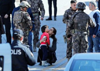 AKP ve MHP affıyla cezaevinden çıktı, 2 çocuğunu kalaşnikofla rehin aldı