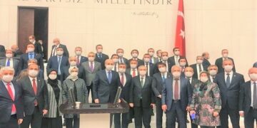 Masumların ölümü için el kaldıran AKP’liler yasayı toplu fotoğrafla kutladı