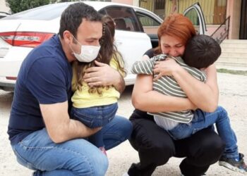 Ağlatan buluşma: Bir aydır çocuklarını göremeyen doktor baba ve hemşire anne