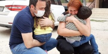 Ağlatan buluşma: Bir aydır çocuklarını göremeyen doktor baba ve hemşire anne