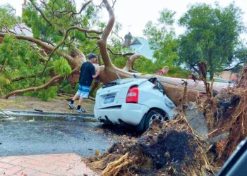 Fırtına nedeniyle Batı Avustralya’da 60 bin ev elektriksiz kaldı