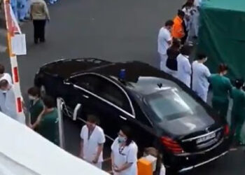 Brüksel’de sağlık personeli, Başbakan Wilmes’i sırtlarını dönerek protesto etti