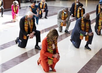 ABD Temsilciler Meclisinde Demokratlar ‘Floyd’ için diz çöktü