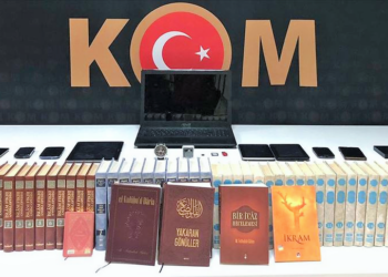 Kuran ve Hadis kitapları suç delili diye sergilendi